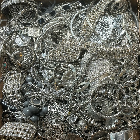 Estate Vintage to Modern Costume Jewelry 1 LB WEARABLE Grab Bag Resell Bulk Lot - Picture 10 of 16